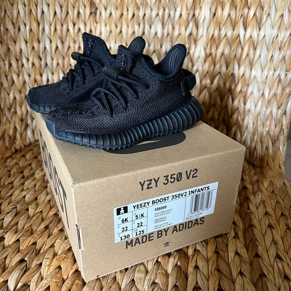 Yeezy Boost 350 V2 Onyx Sneakers - Picture 1 of 8